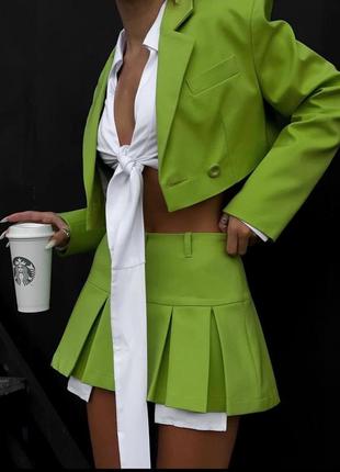 Стильний зелений трендовий якісний костюм комплект укорочений оверсайз жакет з спідницею міні