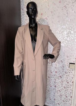 Трендовый удлиненный пиджак базового цвета с завязками на руках