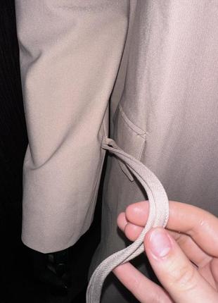 Трендовый удлиненный пиджак базового цвета с завязками на руках9 фото