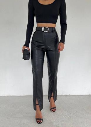Трендові якісні жіночі шкіряні брюки з розрізами стильні штани з екошкіри приталені2 фото