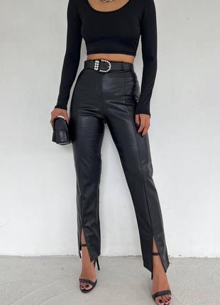 Трендові якісні жіночі шкіряні брюки з розрізами стильні штани з екошкіри приталені
