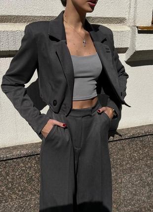 Жіночий стильний якісний трендовий темно-сірий костюм вкорочений піджак на підкладці з штанами