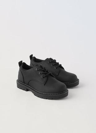 Классичні чорні туфлі дербі