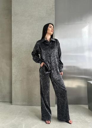 Принтований леопардовий костюм брюки + сорочка оверсайз на весну, жіночий шовковий костюм з анімалістичним принтом7 фото