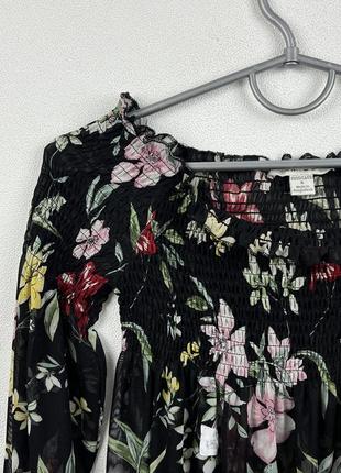 Блуза в цветочный принт в сетку с открытыми плечами amisu4 фото