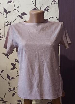 Футболочка з етикеткою нюдового кольору з люрексом 10 розміру.