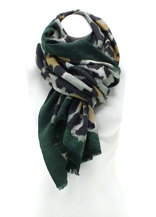 Зеленый женский теплый шарф с анималистичным узором