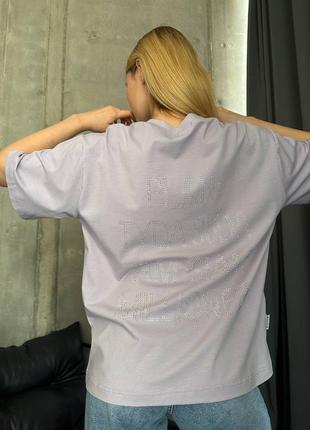 Стильна жіноча футболка з красивим написом на спині зі стразами вільна