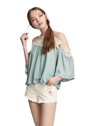 Блузка divided h&m з мереживом і відкритими плечиками.