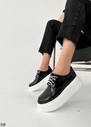 Чорні лаковані жіночі туфлі броги на шнурівці кросівки кеди на високій підошві потовщеній з натуральної шкіри