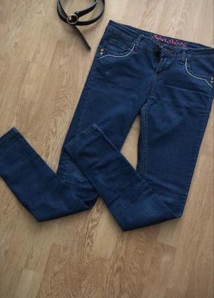 Темно-синие классические джинсы