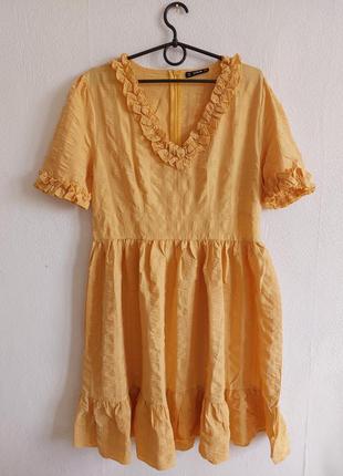Солнечное фактурное платье с рюшами
