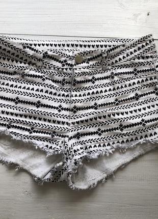 Джинсовые шорты с сердечками