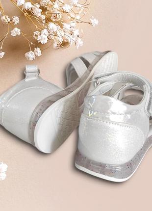 Белые, серебро босоножки сандалии для девочки блестящие перламутр с закрытой пяткой3 фото
