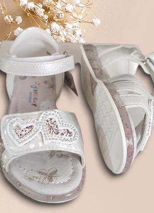 Белые, серебро босоножки сандалии для девочки блестящие перламутр с закрытой пяткой2 фото