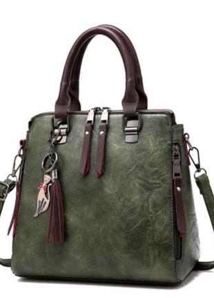 Стильная женская сумка с брелком через плечо. вместительная женская сумочка из  эко кожи3 фото