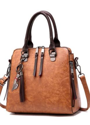 Стильная женская сумка с брелком через плечо. вместительная женская сумочка из  эко кожи6 фото
