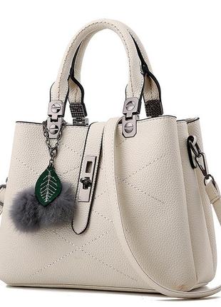 Женская сумка с меховым брелком шариком, небольшая сумочка на плечо для девушек с брелочком8 фото