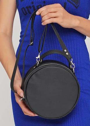 Женская черная круглая сумка через плечо1 фото