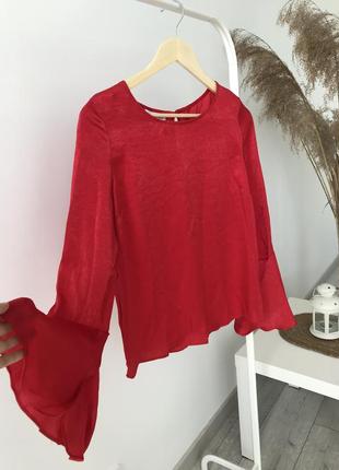 Новая блуза с биркой! с расклешенными рукавами воланами красная атласная летняя гюнарядная