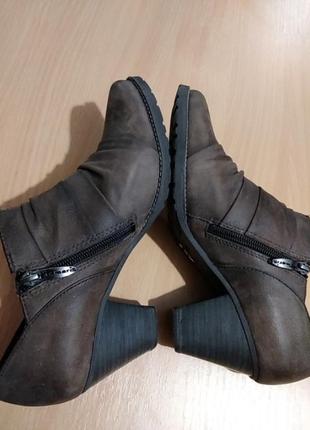 Женские туфли - ботильоны 40 размера на каблуке бренда tamaris3 фото