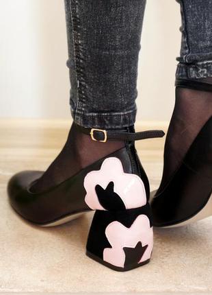 Шкіряні туфельки з квітами1 фото