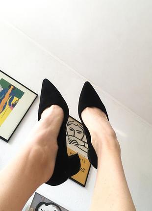 Классические черные туфли на устойчивом каблуке