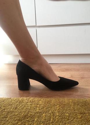 Классические черные туфли на устойчивом каблуке4 фото