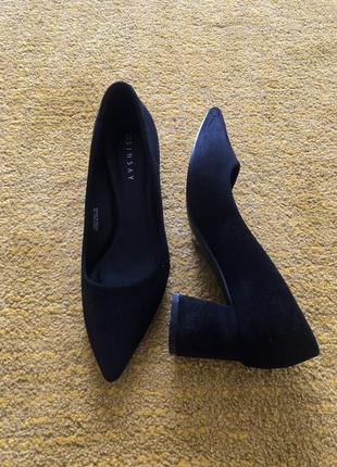 Классические черные туфли на устойчивом каблуке5 фото