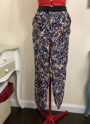 Легкие штаны с ярким принтом mango