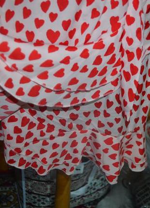 Нереально крутое платье asos в сердечки! платье на запах с рюшами, яркий принт,9 фото