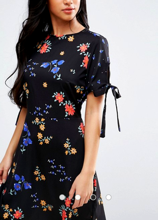 Легкое черное платье в цветочный принт с завязками на рукавах от new look