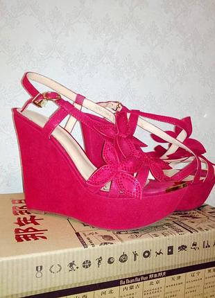 Босоножки танкетка