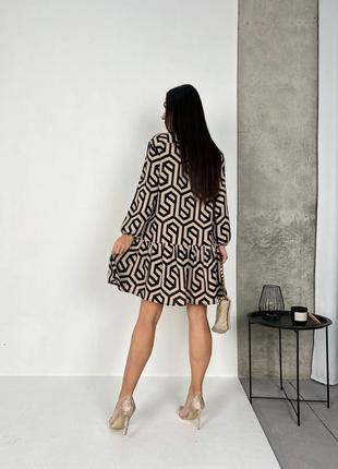 Коротка сукня вільного крою з коміром з гудзиками з довгими рукавами на резинці з геометричним принтом2 фото