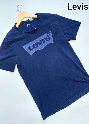 Чоловіча cиня футболка з принтом бренду посередині від бренду levi's