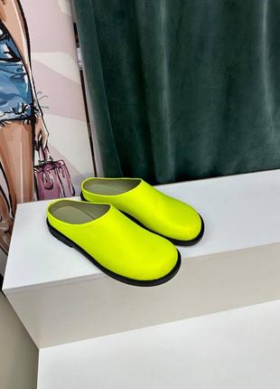 Яркие неоновые сабо мюли