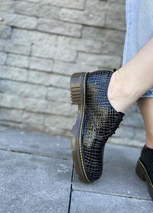 Темные закрытые туфли на шнурках с золотистым отливом7 фото