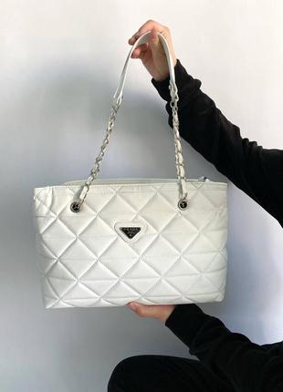 Жіноча сумка якісна велика вмістка, сумка prada в білому кольорі велика стильна зручна, має три відділення