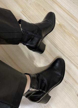 Кожаные чёрные базовые удобные ботинки 40-40,5