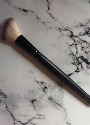 Скошенная кисть для лица контуринга румян сша iby beauty angled blush brush