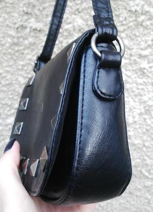 Маленька чорна сумочка,кроссбоди, із заклепками через плечі,шкір.зам.2 фото