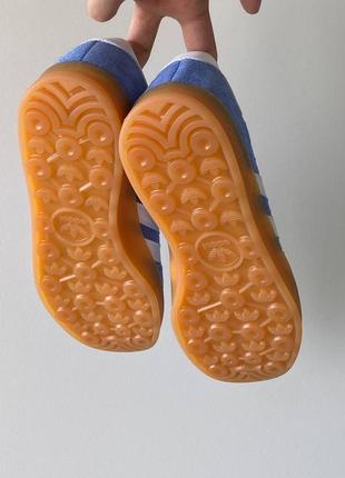 Жіночі неймовірні кросівки якісні зручні яскраві , повсякденні gazelle blue для жінок8 фото
