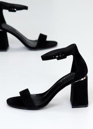 Элегантные закрытые черные замшевые босоножки на шлейке на удобном каблуке4 фото