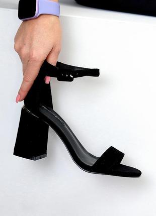 Элегантные закрытые черные замшевые босоножки на шлейке на удобном каблуке6 фото