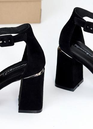 Элегантные закрытые черные замшевые босоножки на шлейке на удобном каблуке8 фото