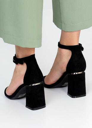 Элегантные закрытые черные замшевые босоножки на шлейке на удобном каблуке3 фото
