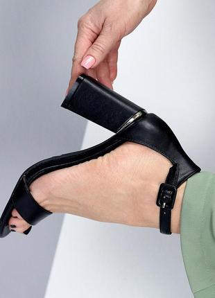 Элегантные закрытые черные босоножки на шлейке на высоком удобном каблуке