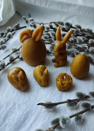 Набір свічок писанка і два різних кролика з бджолиного воску3 фото