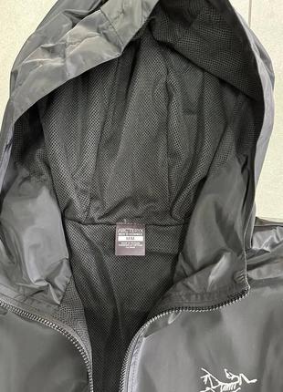 Чорна вітровка arcteryx gore-tex