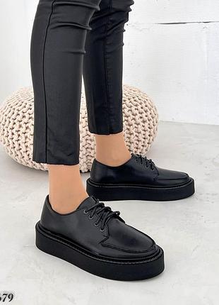 Чорні базові шкіряні кеди